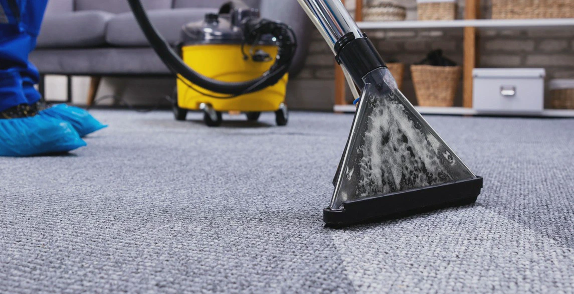 Czyszczenie szarej wykładziny